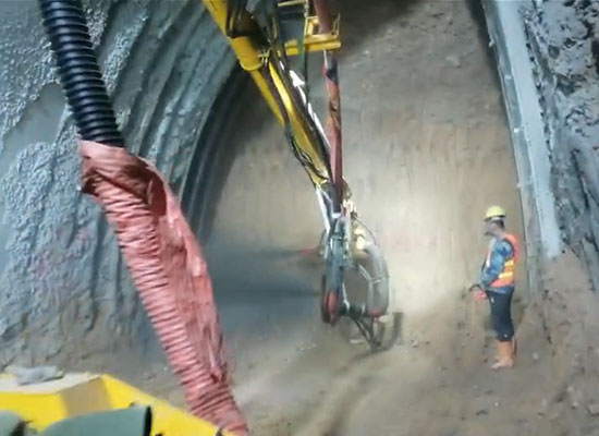 中交一公局隧道混凝土湿喷台车施工视频（2）
