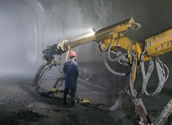 大型隧道混凝土湿喷台车施工视频